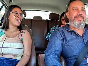 Bruna Paz mostra seu corpo todo natural e os seios gigantes nas ruas no carro - Ma Santos Oficial